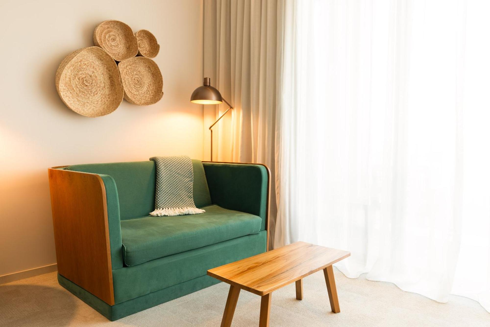 3Hb Faro Otel Oda fotoğraf A sofa in a hotel room