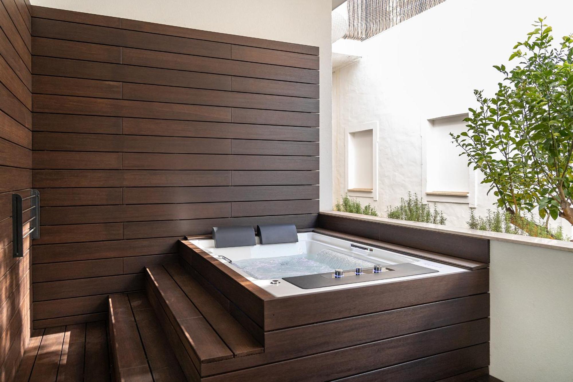 3Hb Faro Otel Oda fotoğraf A hot tub